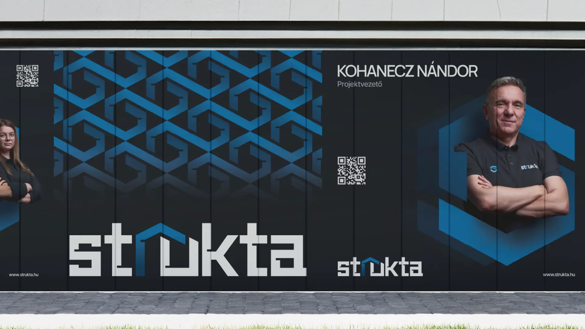 Strukta-arculattal borított építési kerítés mockup: sötétkék alapon geometrikus mintázat, nagy STRUKTA logó, QR-kódok és a cég munkatársainak portréi márkás pólóban, valamint a www.strukta.hu webcím. A generálkivitelező cég arculatának helyszíni alkalmazása.