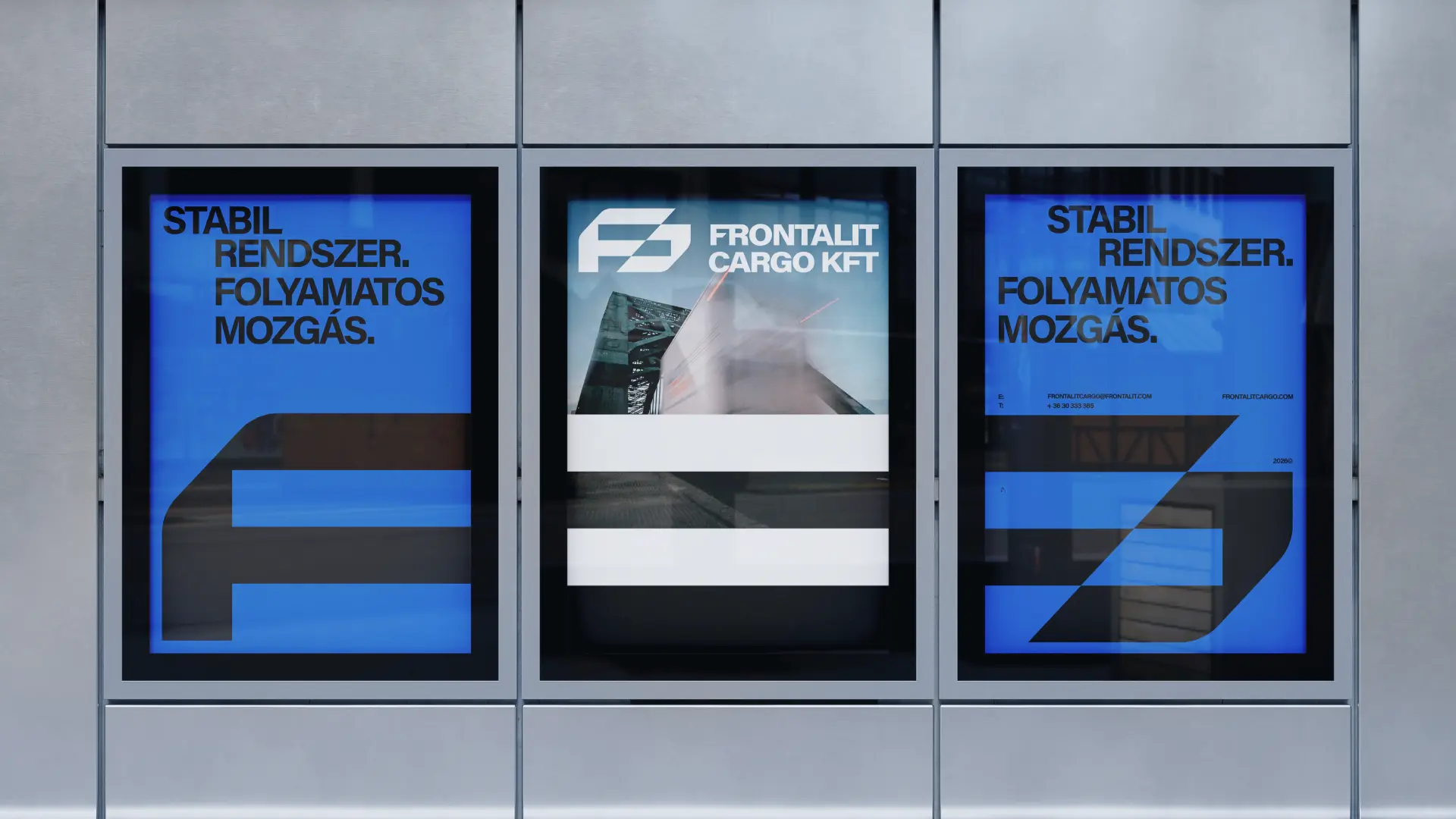 Frontalit Cargo arculattervezés: hármas plakátsorozat mockup fémes ipari falon, kék F monogrammal, FRONTALIT CARGO KFT logóval és Stabil rendszer folyamatos mozgás üzenettel
