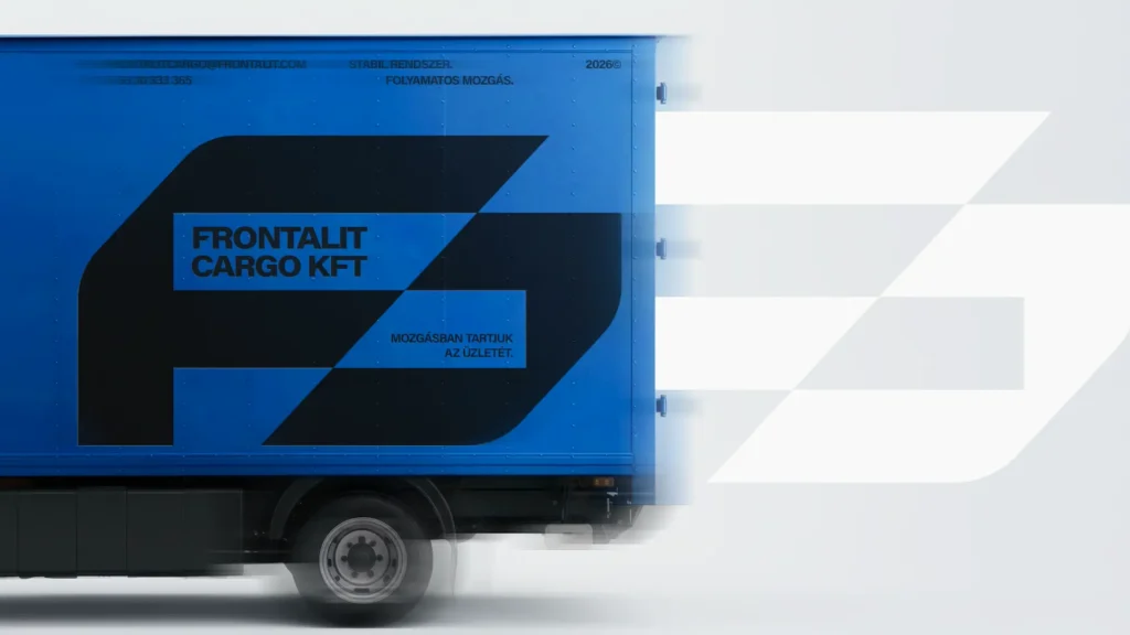 Frontalit Cargo arculattervezés: kék dobozos teherautó jármű branding mockup mozgásban, nagy fekete F monogrammal, FRONTALIT CARGO KFT logóval és Mozgásban tartjuk az üzletét üzenettel