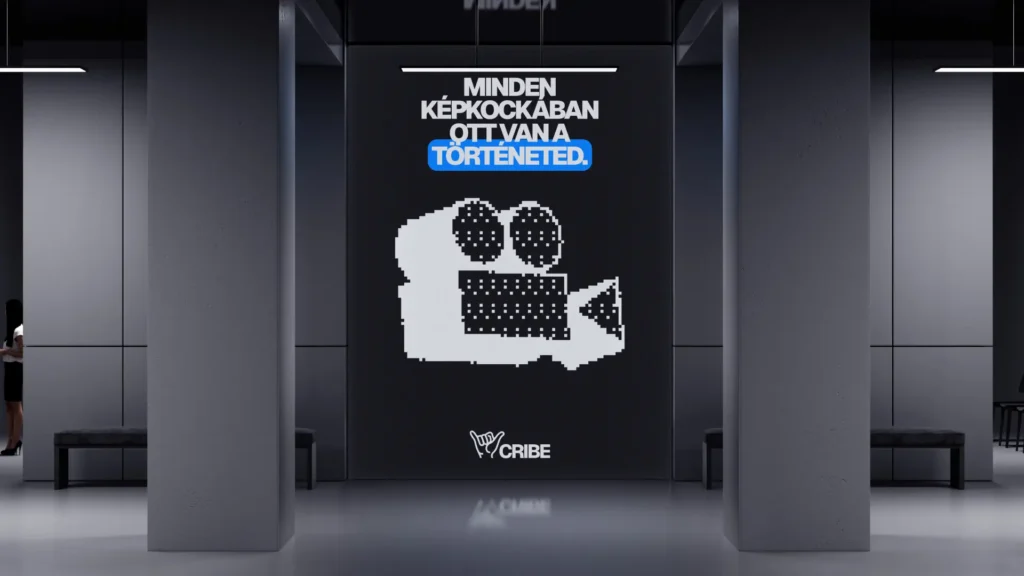Cribe arculattervezés: nagyméretű digitális poszter mockup sötét oszlopos térben, pixeles filmkamera ikonnal, kék szövegkiemeléssel és CRIBE logóval