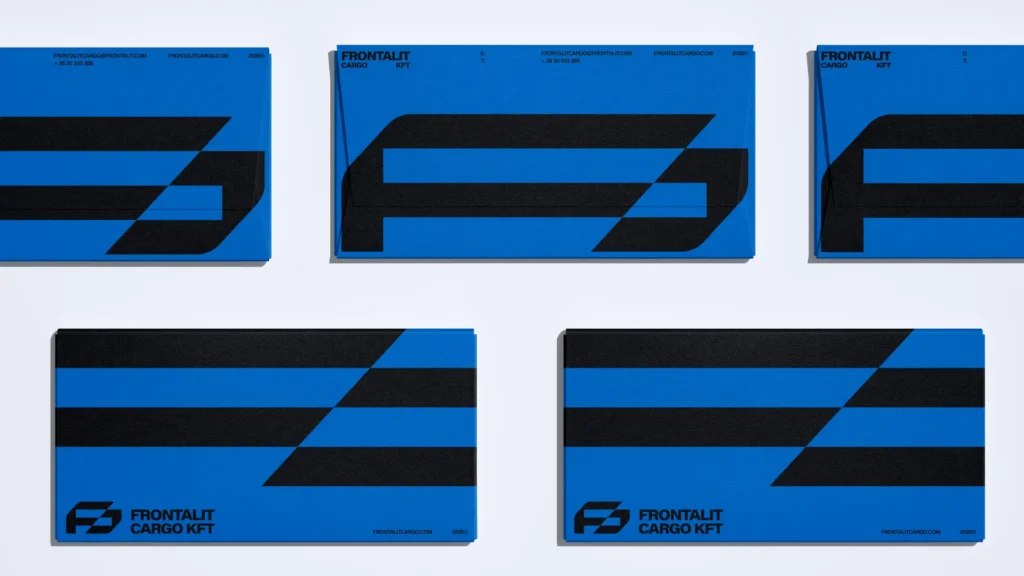 Frontalit Cargo arculattervezés: kék boríték és papíráru mockup fekete-kék sávos grafikával, FRONTALIT CARGO KFT logóval és F monogrammal