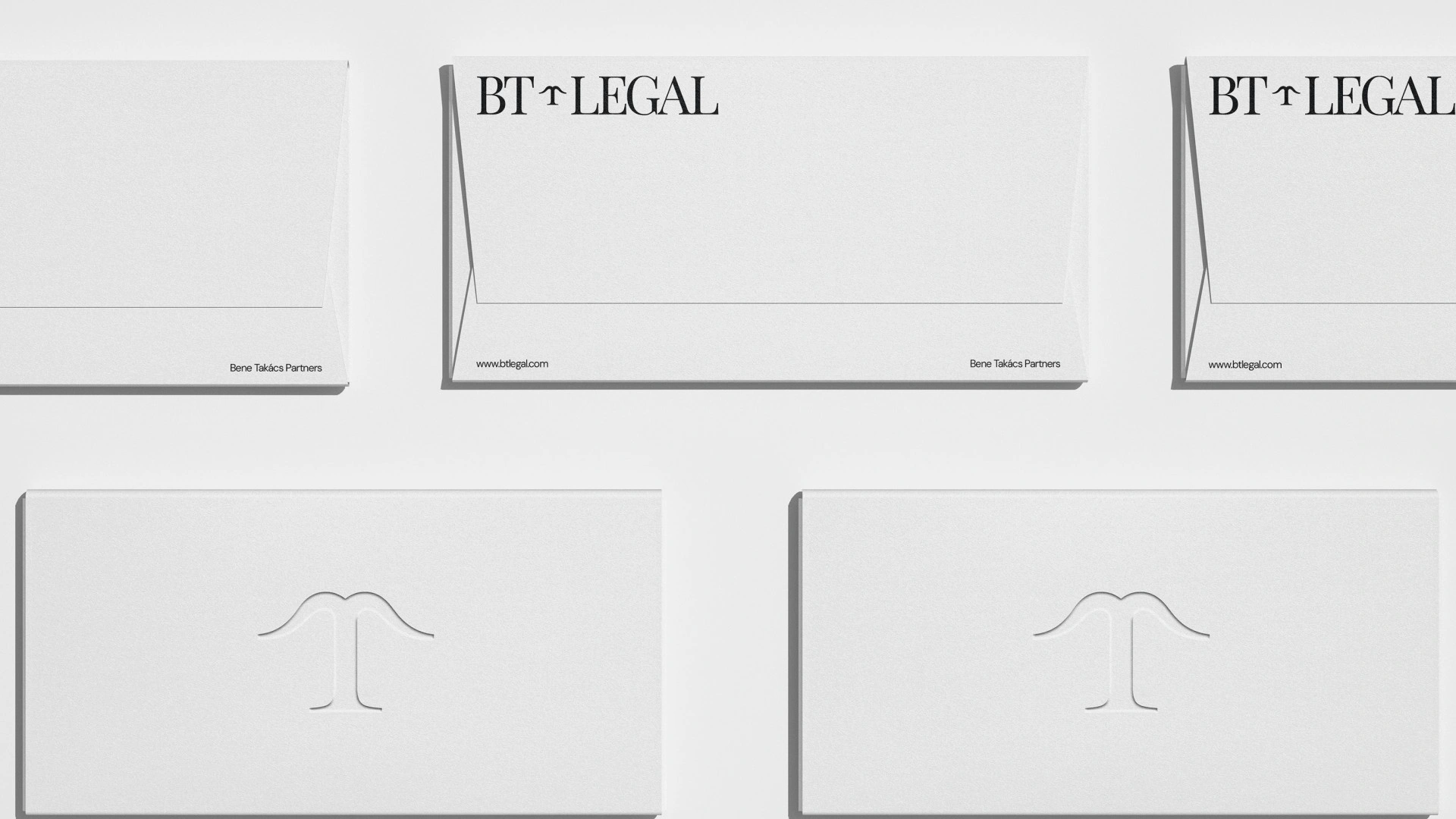BT Legal arculattervezés: fehér boríték és papíráru mockup talpas BT Legal logóval, domborított monogrammal és Bene Takács Partners felirattal