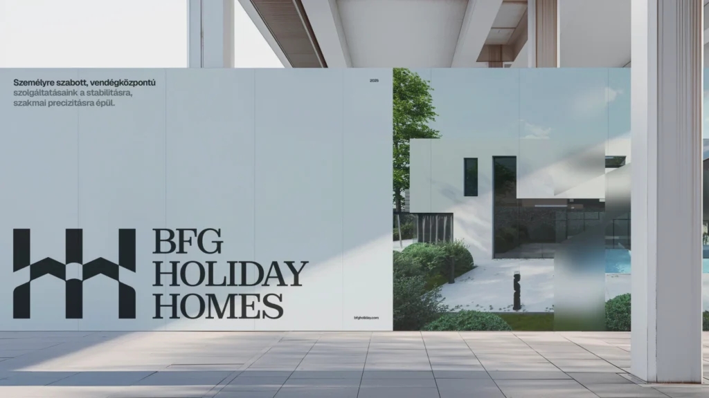 BFG Holiday Homes arculattervezés: nagyméretű fali reklámfelület mockup fekete H-monogram logóval és luxusvilla fotójával modern épület előterében