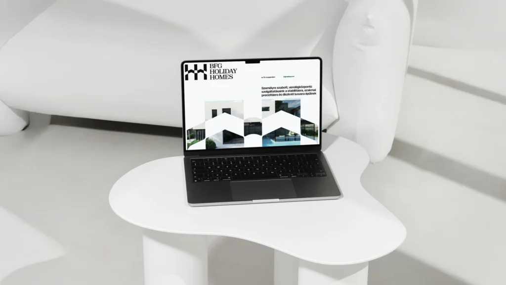 BFG Holiday Homes arculattervezés: weboldal mockup laptopon a H-monogram logóval és luxusvillákat keretező házmotívummal